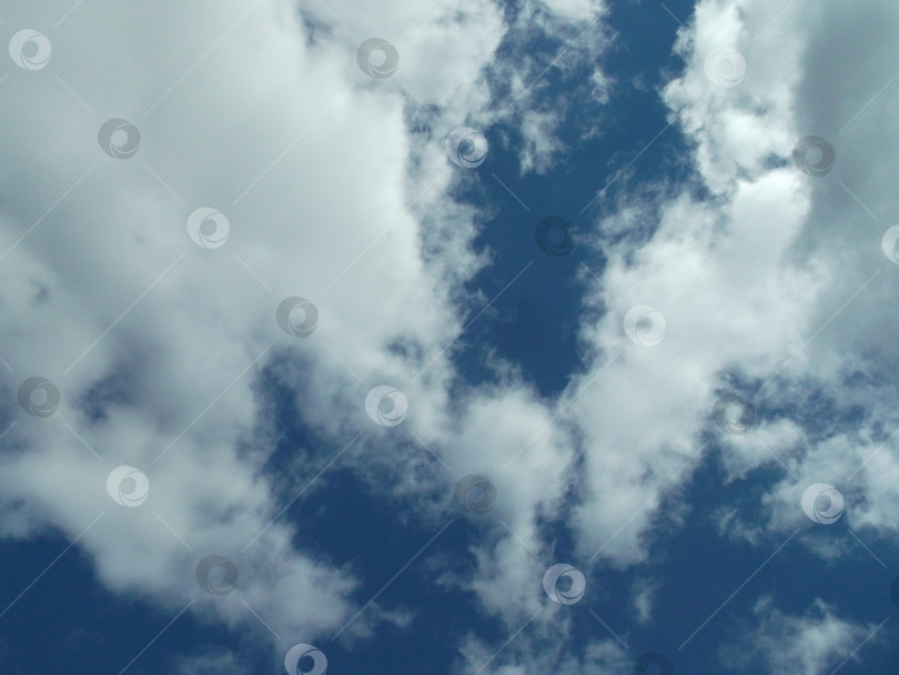 Скачать прекрасное голубое небо с белыми облаками фотосток Ozero