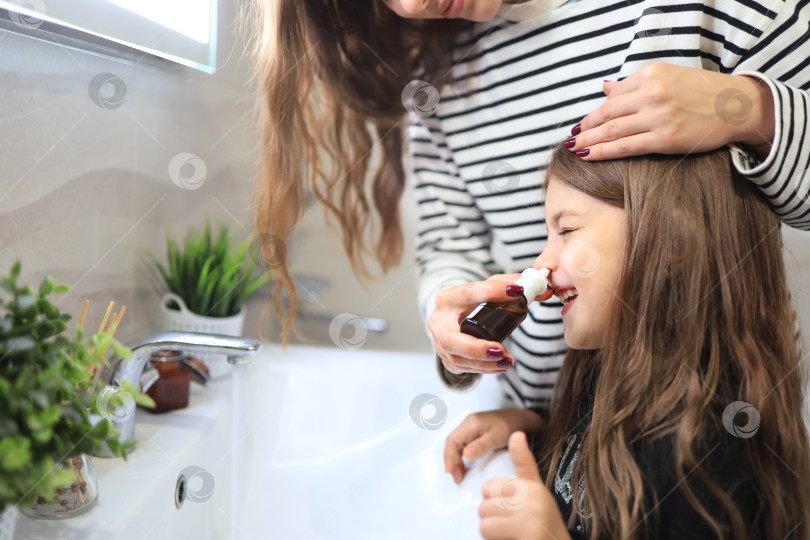 Скачать мама промывает нос дочери используя назальный спрей фотосток Ozero