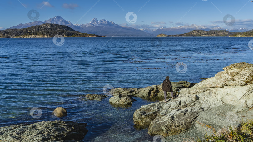 Скачать Красивое голубое озеро окружено горами. фотосток Ozero