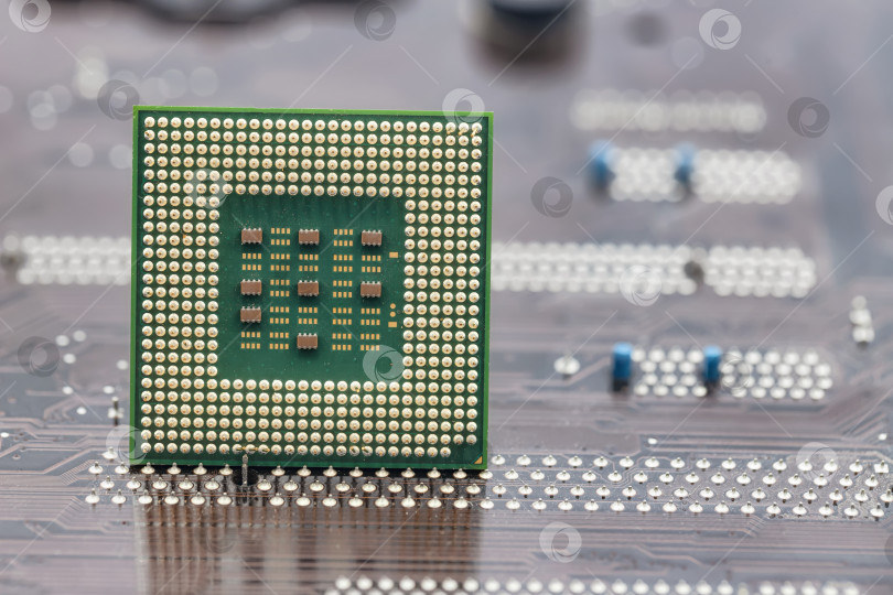 Скачать Большой квадратный микропроцессор для компьютеров расположен на материнской плате фотосток Ozero
