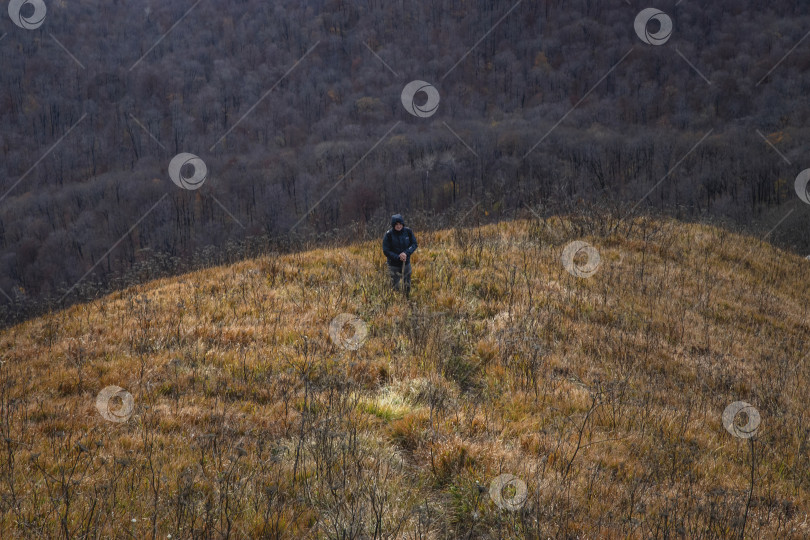 Скачать Турист в горах. фотосток Ozero