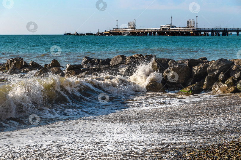 Скачать Крупный план волны на побережье Черного моря. фотосток Ozero