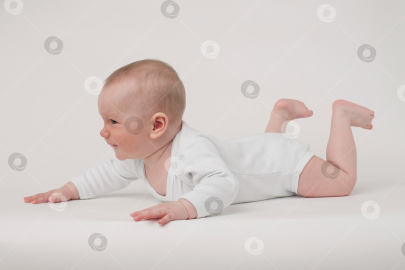 Скачать младенец на белом фоне фотосток Ozero