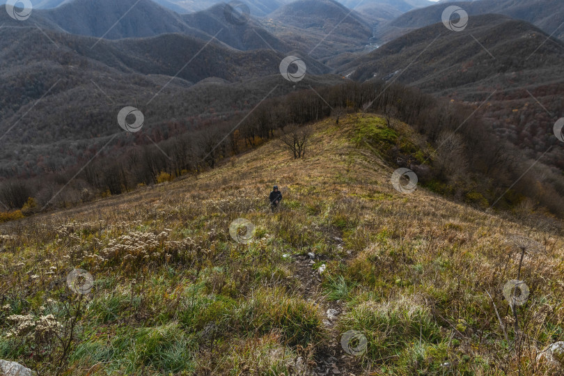 Скачать Мужчина на прогулке в горах Кавказа. фотосток Ozero