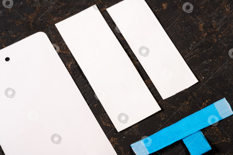 Скачать Снимок крупным планом чистых синих и белых бумажных бирок для распродаж одежды фотосток Ozero
