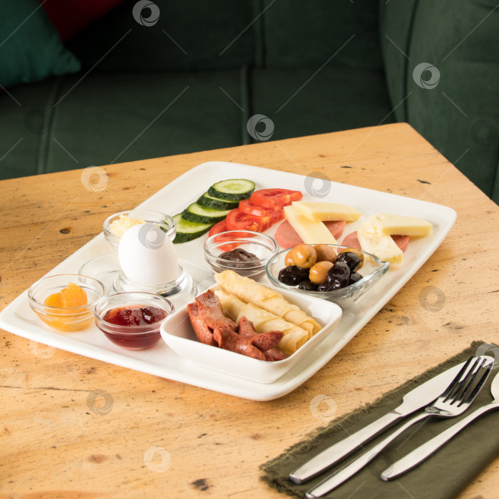 Скачать Снимок крупным планом белой тарелки с завтраком на деревянном столе фотосток Ozero