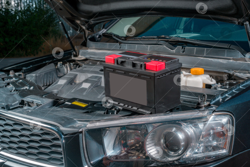 Скачать Новый аккумулятор установлен в двигателе автомобиля с открытым капотом фотосток Ozero
