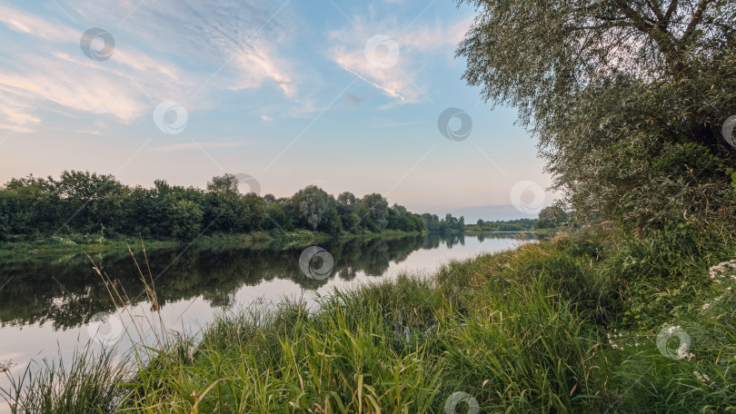 Скачать Вечер на берегу реки. фотосток Ozero