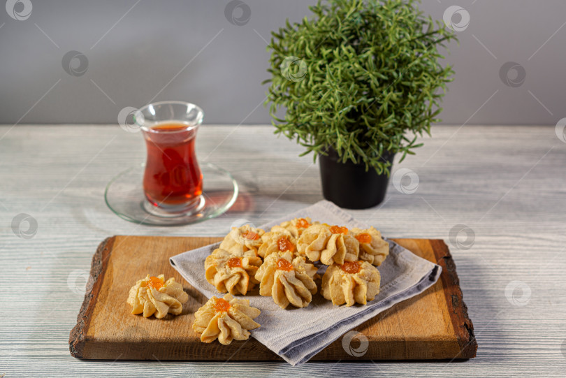 Скачать печенье с джемом на деревянном столе с чашкой турецкого чая в восточном стиле фотосток Ozero