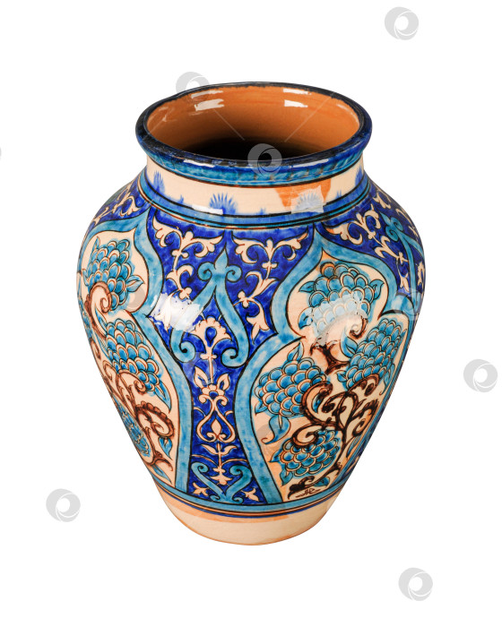 Скачать Старинная восточная керамическая ваза, выделяющаяся на белом фоне фотосток Ozero
