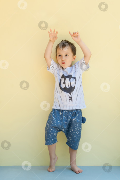 Скачать маленький мальчик в шортах фотосток Ozero