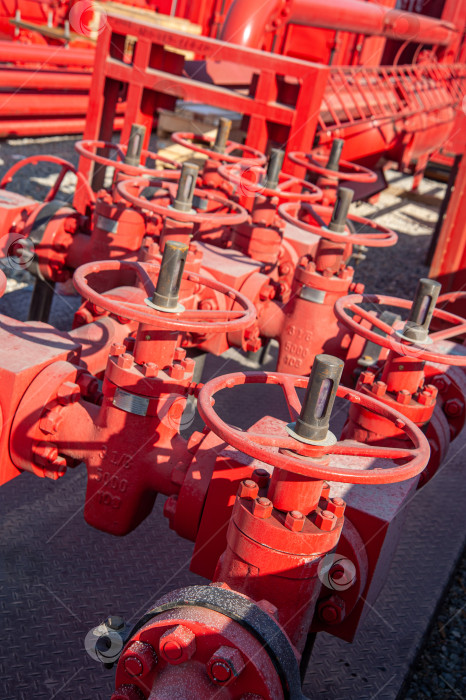 Скачать Крупный план красной промышленной нефтепроводной арматуры фотосток Ozero