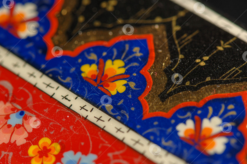 Скачать Крупным планом красочная художественная роспись на коробке. Центральная Азия, Узбекистан фотосток Ozero