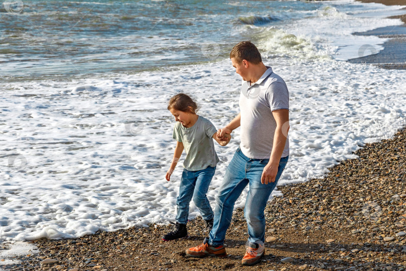 Скачать Отец и дочь на пляже фотосток Ozero