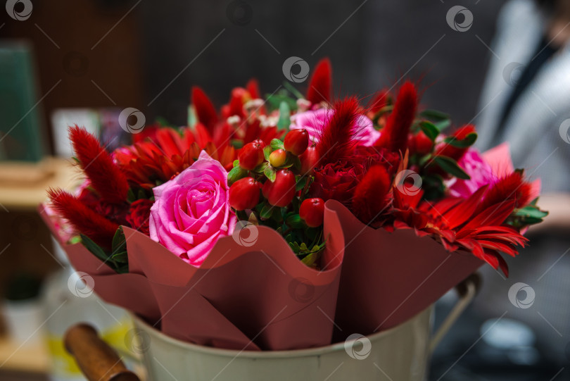 Скачать Букет ярких цветов в вазе фотосток Ozero