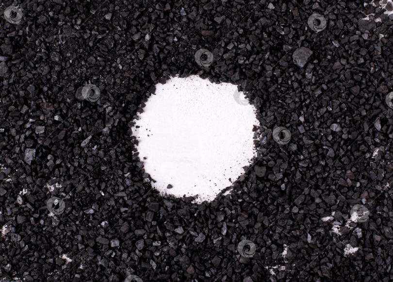 Скачать Черная лавовая соль образует круглое пространство для копирования на белом фоне. фотосток Ozero