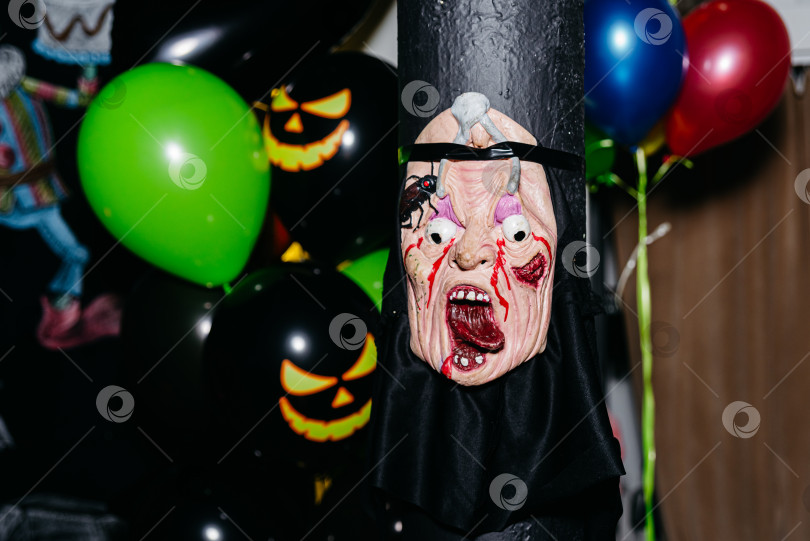 Скачать Вечеринка в честь Хэллоуина. Маска страшного пожилого мужчины со шрамами. Кричащее лицо. Часть костюма на Хэллоуин. фотосток Ozero