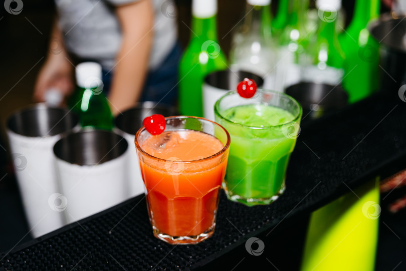 Скачать Разноцветные коктейли на барной стойке. Коктейли в бокалах. Напитки для вечеринок. фотосток Ozero