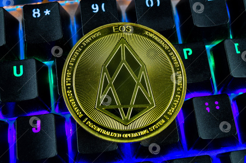 Скачать Криптовалюта eos крупным планом с цветной клавиатурой фотосток Ozero