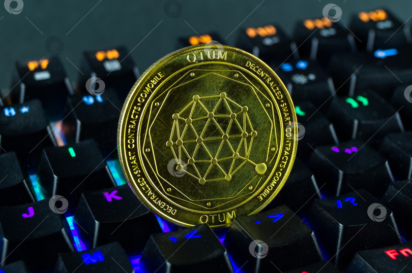 Скачать Криптовалюта qtum крупным планом с цветной клавиатурой фотосток Ozero