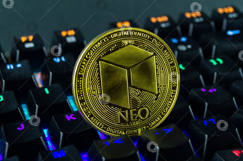 Скачать Криптовалюта Coin NEO крупным планом с цветной клавиатурой фотосток Ozero