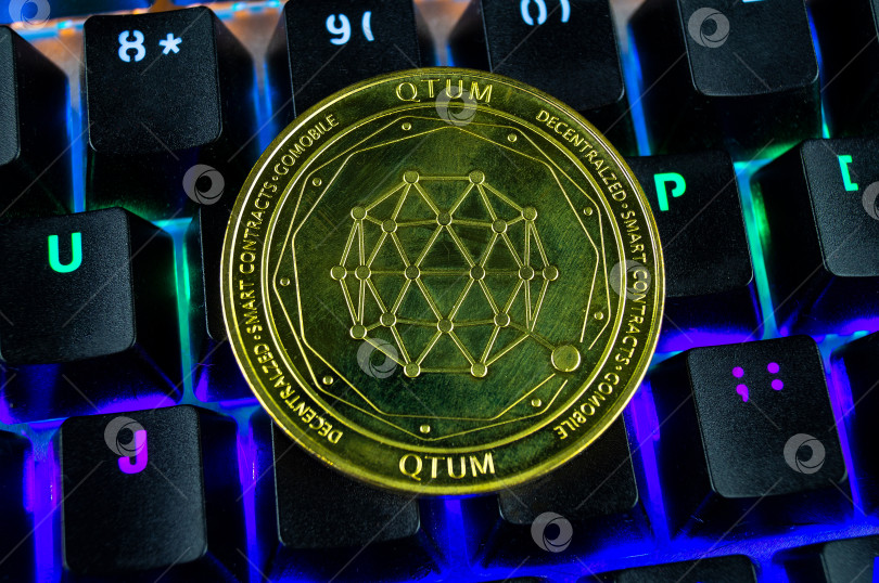 Скачать Криптовалюта qtum крупным планом с цветной клавиатурой фотосток Ozero