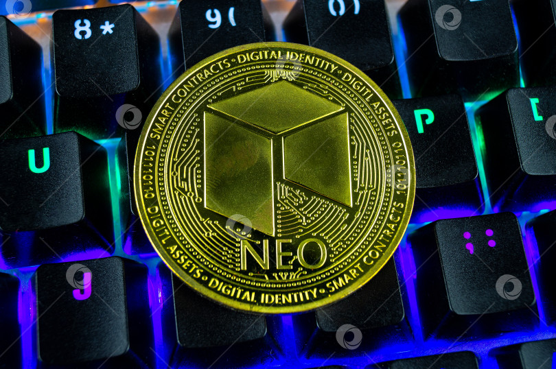 Скачать Криптовалюта Coin NEO крупным планом с цветной клавиатурой фотосток Ozero