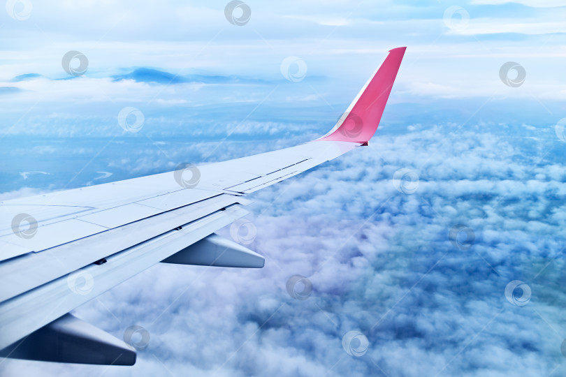 Скачать вид на облака из окна самолета. фотосток Ozero