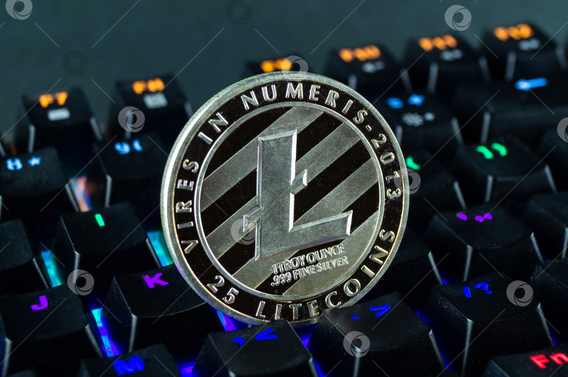 Скачать Монета криптовалюты litecoin крупным планом клавиатуры с цветовой кодировкой фотосток Ozero