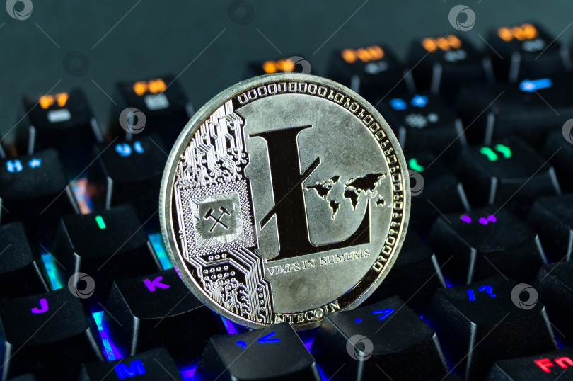 Скачать Монета криптовалюты litecoin крупным планом клавиатуры с цветовой кодировкой фотосток Ozero