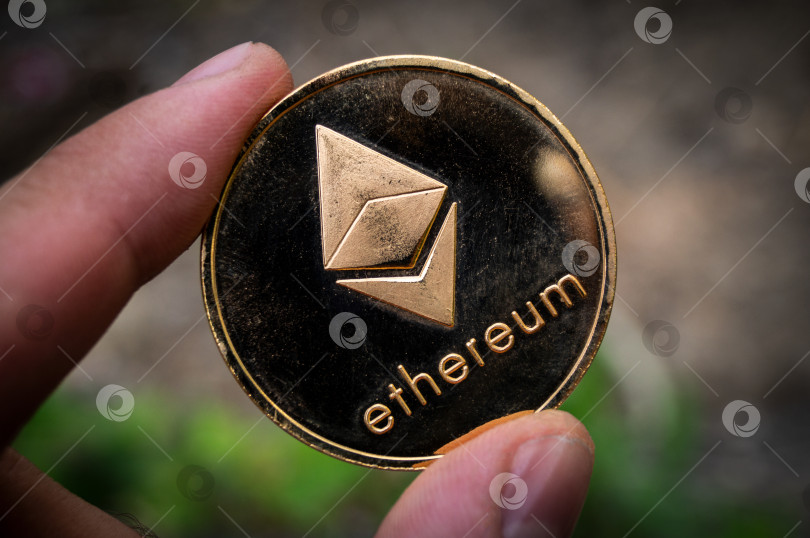 Скачать ethereum - это современный способ обмена, и эта криптовалюта является удобным платежным средством в финансовом секторе фотосток Ozero