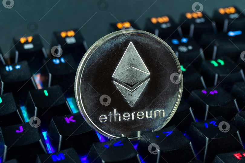 Скачать Монета криптовалюты ethereum крупным планом с цветовой кодировкой клавиатуры фотосток Ozero