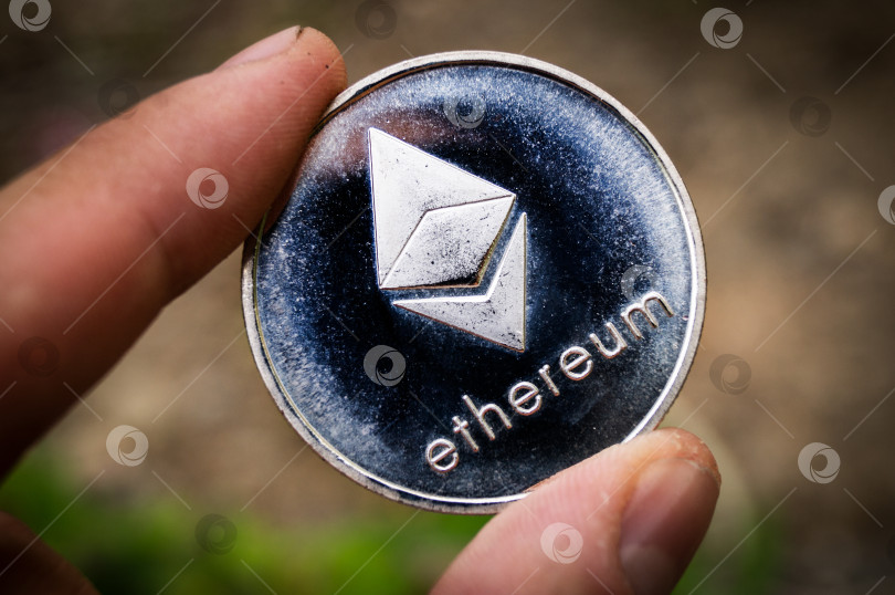 Скачать ethereum - это современный способ обмена, и эта криптовалюта является удобным платежным средством в финансовом секторе фотосток Ozero