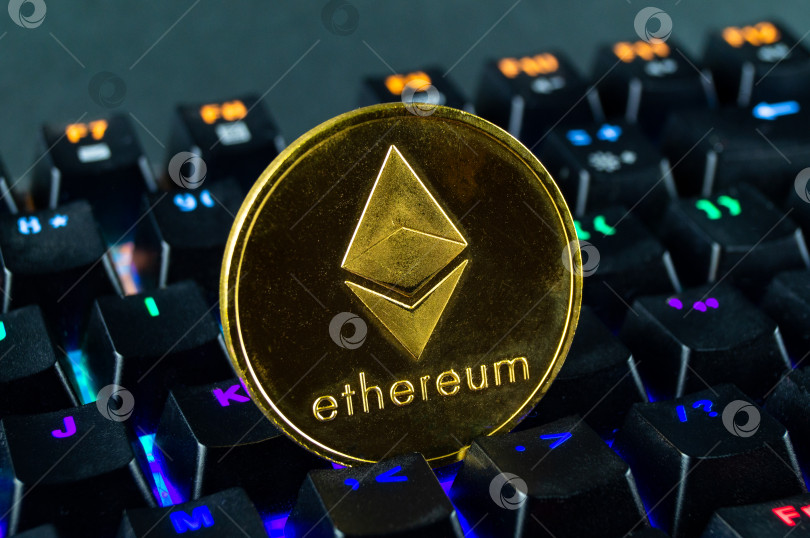 Скачать Монета криптовалюты ethereum крупным планом с цветовой кодировкой клавиатуры фотосток Ozero