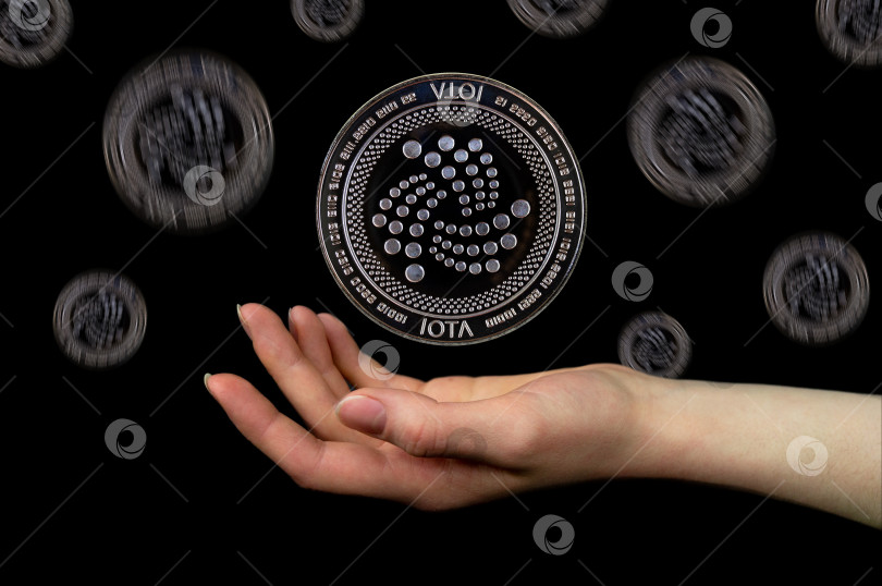 Скачать Элементы криптовалюты IOTA падают на руку. фотосток Ozero