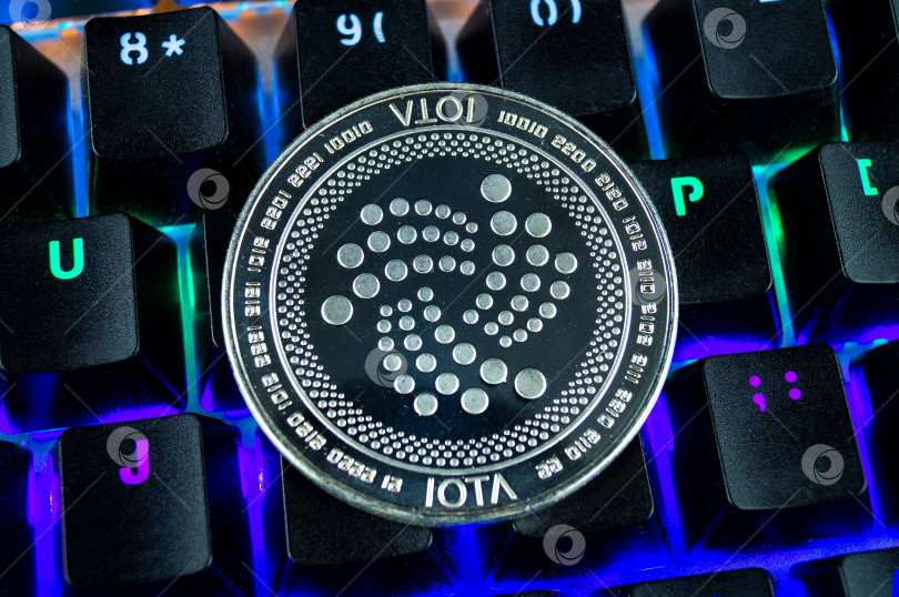 Скачать Криптовалюта IOTA крупным планом с цветовой кодировкой клавиатуры фотосток Ozero