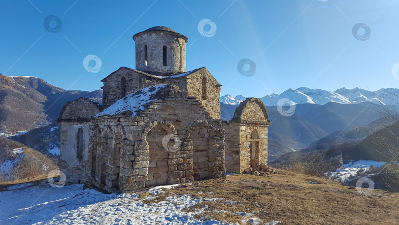 Скачать Сентинский храм зимой. Карачаево-Черкесия, Россия фотосток Ozero