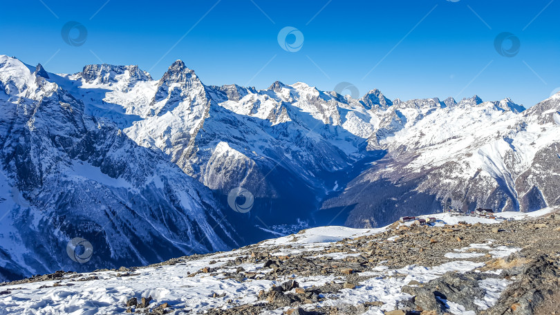 Скачать Заснеженные горные вершины. Домбай, КЧР, Россия фотосток Ozero