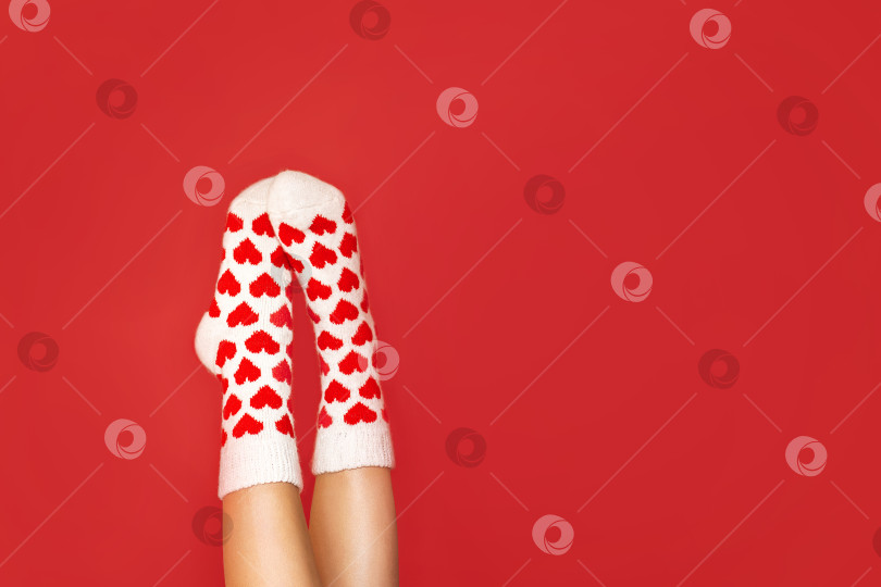 Скачать женские ноги в теплых носках фотосток Ozero
