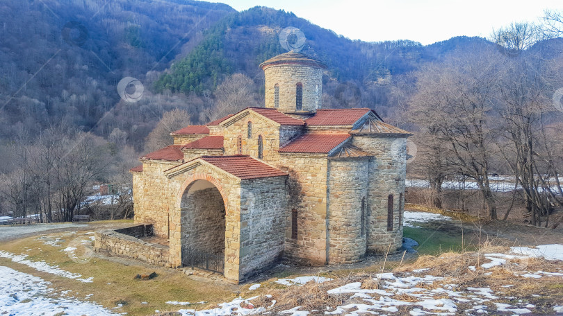 Скачать Каменная христианская церковь на фоне гор. Карачаево-Черкесия зимой. Россия фотосток Ozero