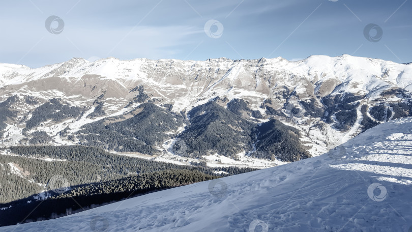 Скачать Зимний пейзаж курорта Архыз, КЧР, Россия фотосток Ozero