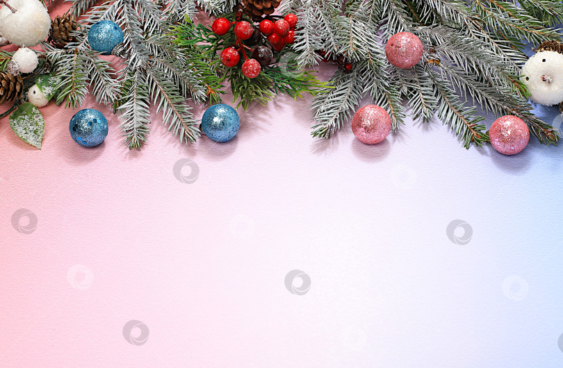 Скачать Красивый рождественский и новогодний фон с подсветкой, украшениями, игрушками с еловыми ветками с местом для текста. Праздничная открытка, баннер на экране, настройка продукта для праздничной рекламы, концепция сочельника, фотосток Ozero