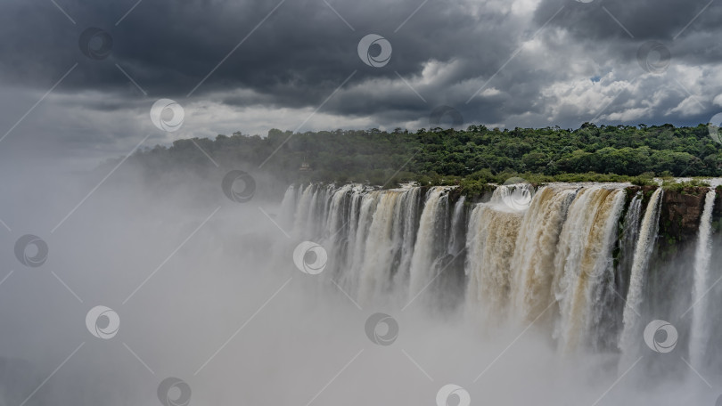 Скачать Красивый пейзаж с водопадом. фотосток Ozero