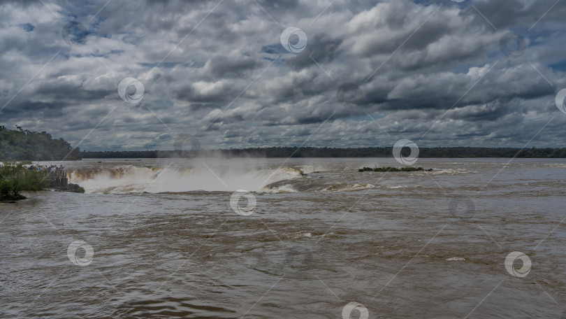 Скачать Знаменитый водопад "Горло дьявола". фотосток Ozero