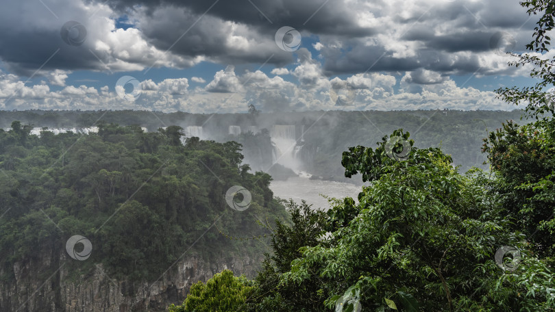 Скачать Красивые водопады в тропических джунглях. фотосток Ozero