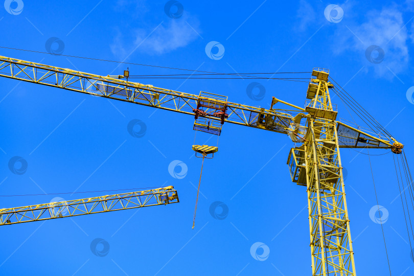 Скачать Фон строительной площадки. Строительный кран на фоне неба. фотосток Ozero