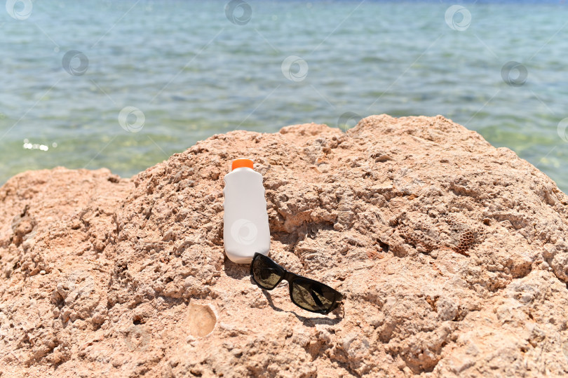 Скачать тюбики с кремом на пляже фотосток Ozero