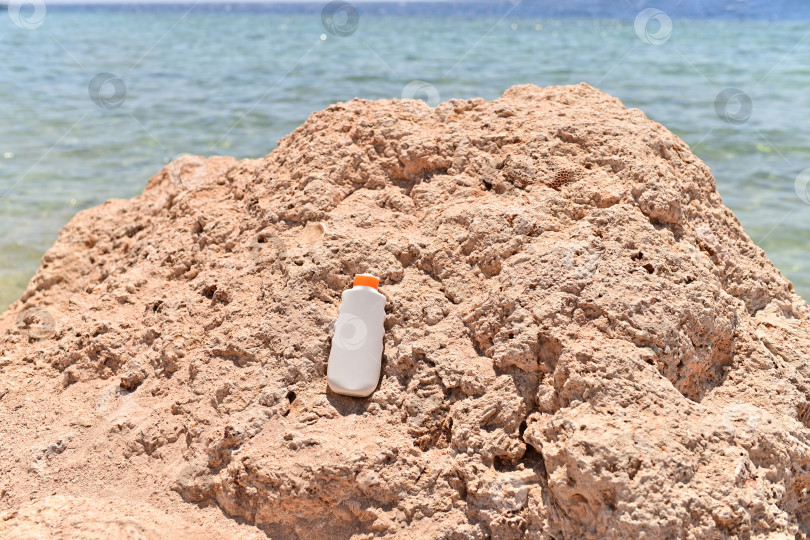 Скачать тюбики с кремом на пляже фотосток Ozero