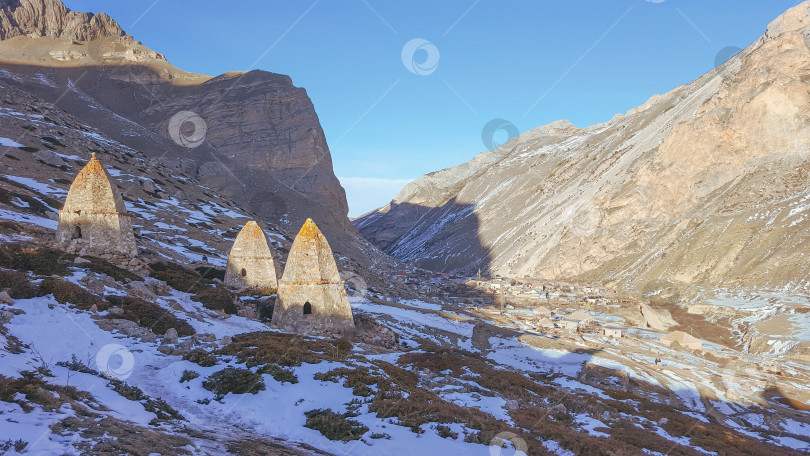 Скачать Древнее село Эльтюбю в горах Кабардино-Балкарии, Россия фотосток Ozero