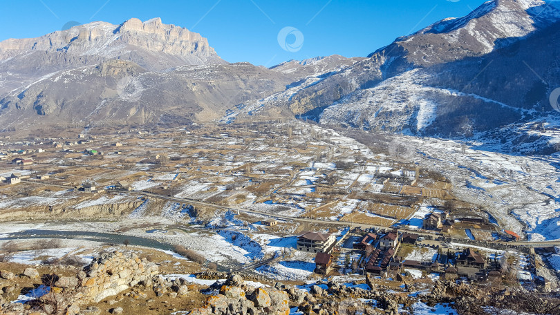 Скачать Высокогорное село Верхняя Балкария зимой, КБР, Россия фотосток Ozero